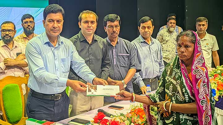 রংপুর সিটি করপোরেশনের ৮৫৫ পরিচ্ছন্নতাকর্মী পেলেন প্রধানমন্ত্রীর ঈদ উপহার