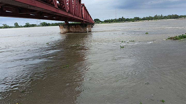 উজানের পাহাড়ী ঢলে তিস্তা নদীর পানি বিপদসীমার কাছাকাছি