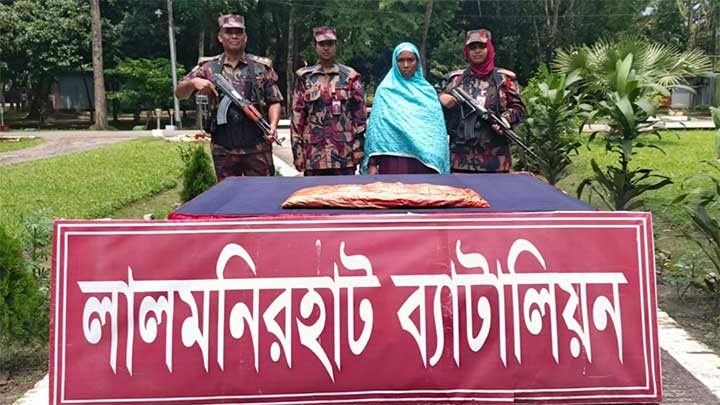 ১৫ বিজিবি’র মাদকবিরোধী বিশেষ অভিযানে ভারতীয় গাঁজাসহ নারী আটক